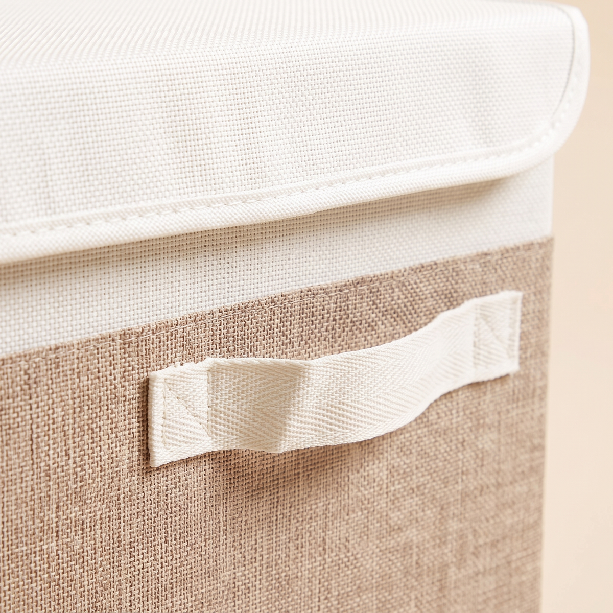 Fabric Storage Bin with Lid – Foldable in White & Beige – close-up of the woven side panel and fabric handle