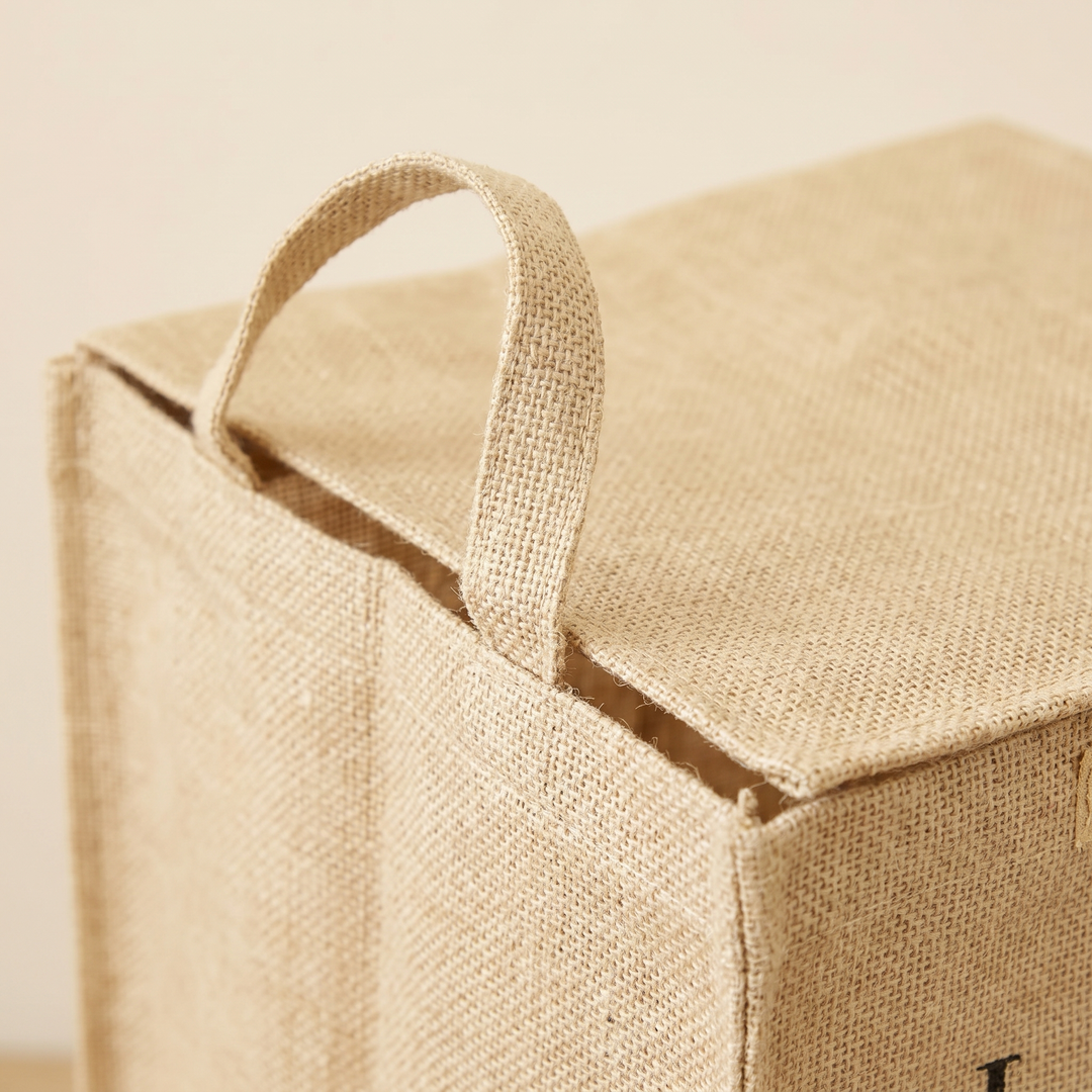 Jute Storage Basket with Lid – Foldable in Natural – Laundry Shirt – close-up of the woven handle and lid corner