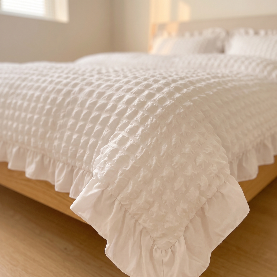 Ruffled Duvet Cover Set in White – close-up of the textured seersucker weave and ruffled corner edge