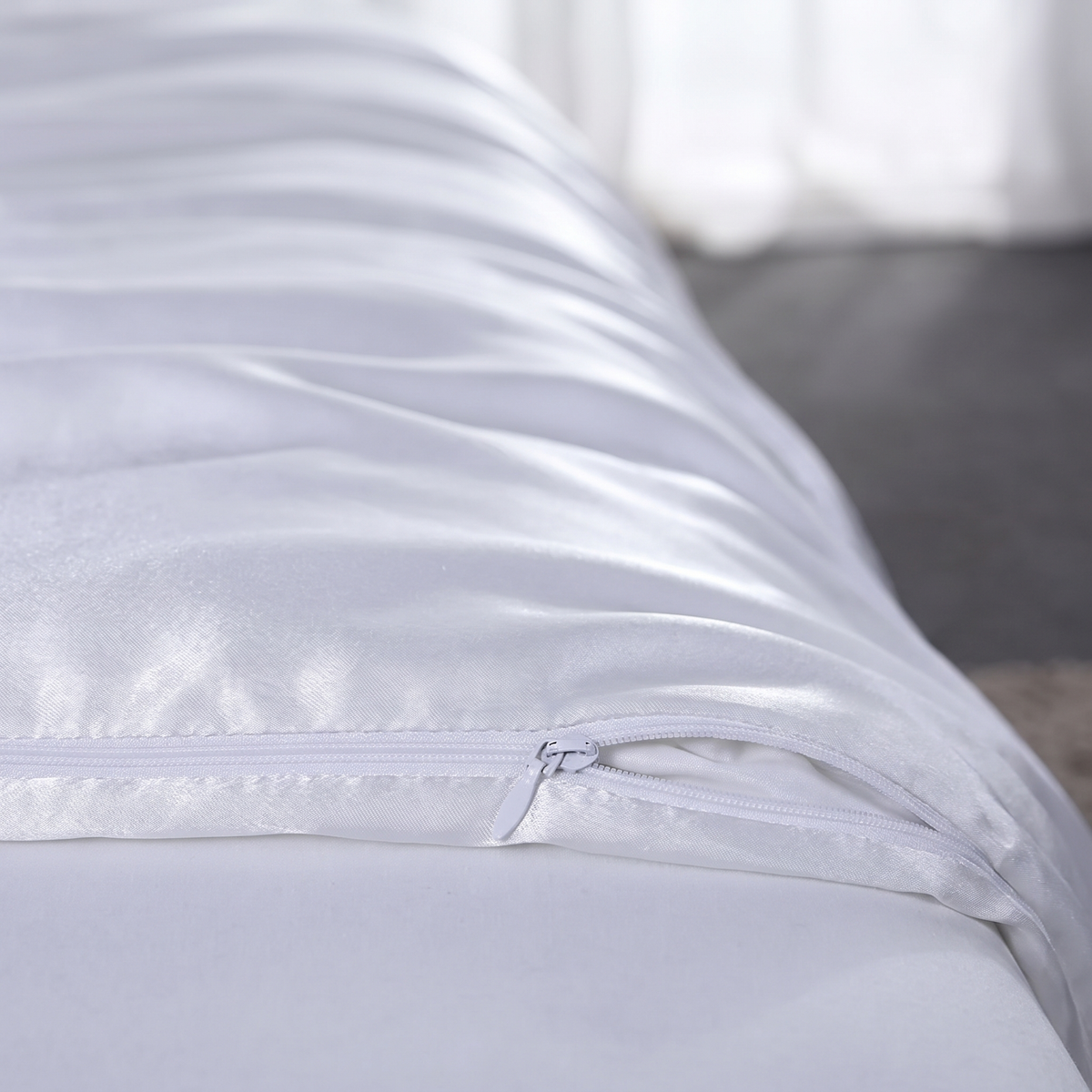 Satin Bedding Set – Duvet Cover with Pillow Shams in White – close-up of the partly open zipper along the edge