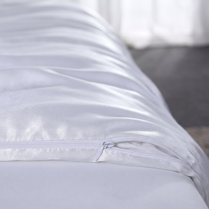 Satin Bedding Set – Duvet Cover with Pillow Shams in White – close-up of the partly open zipper along the edge