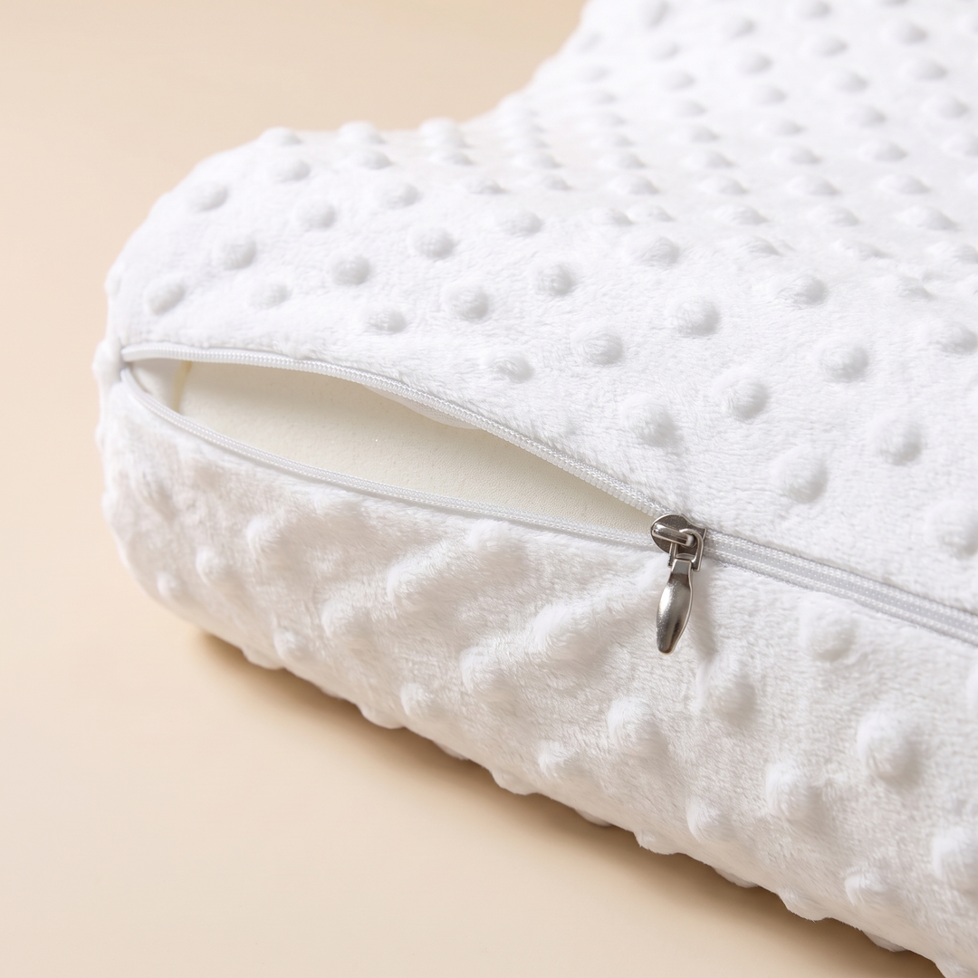 Memory Foam Pillow – Wave Contour in White – close-up of dotted plush texture and metal zipper pull